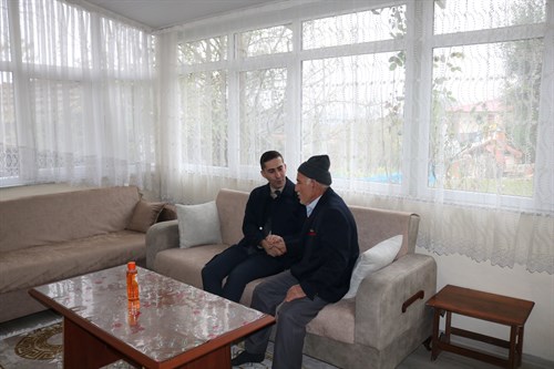 Kaymakamımız Sn. Hakan KÖKSAL Gazilerimiz Ahmet Aydın DAYI ve Şerif DAYI’yı Ziyaret Etti